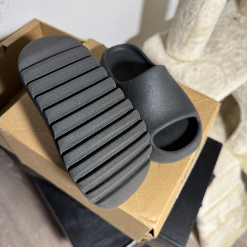 Yeezy slides sz 11k